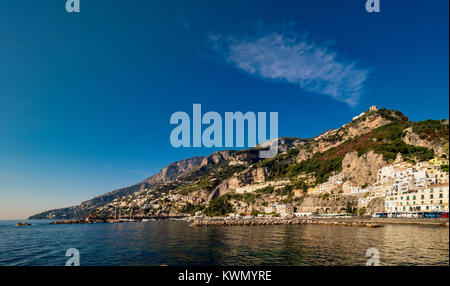 La ville côtière d'Amalfi, situé sur la côte sud-ouest de l'Italie. Banque D'Images