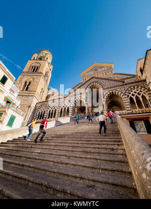 Étapes menant à l'entrée de la cathédrale d'Amalfi. Une destination touristique à Amalfi, sur la côte sud-ouest de l'Italie. Banque D'Images