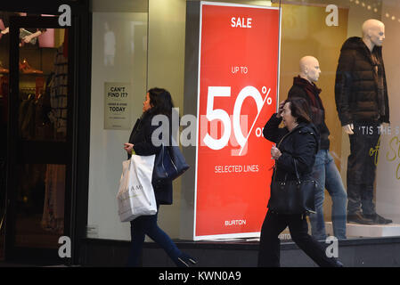 Vente Boxing Day le centre-ville de Swansea et La veille de Noël shopping vente à Cardiff Banque D'Images