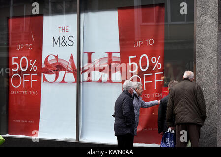 Vente Boxing Day le centre-ville de Swansea et La veille de Noël shopping vente à Cardiff Banque D'Images