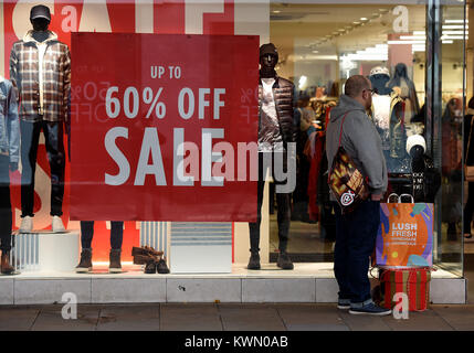 Vente Boxing Day le centre-ville de Swansea et La veille de Noël shopping vente à Cardiff Banque D'Images