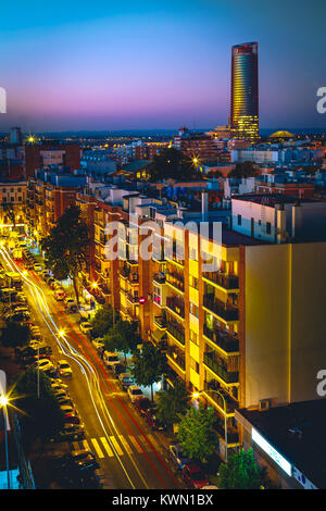Pelli Tower at night. Vue depuis le quartier traditionnel de Triana de Séville, en Espagne. Banque D'Images