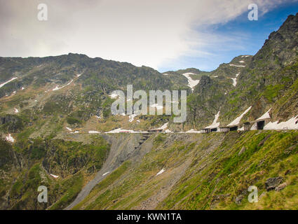 Paysage alpin avec des montagnes de Fagaras le long de la célèbre route Transfagarasan dans le comté d'Arges, Roumanie Banque D'Images