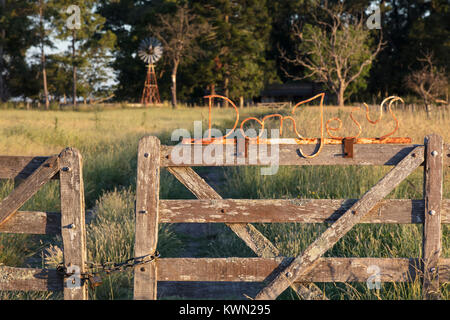 Entrée d'une propriété rurale dans la pampa argentine. Rosas, l'Argentine. Banque D'Images