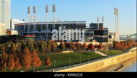 Le Great American Ballpark à Cincinnati par la rivière Ohio Banque D'Images
