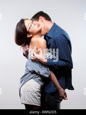 Studio Portrait of a Young Couple Embracing. Banque D'Images