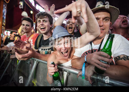 Les fans de musique énergique et enthousiaste fou lors d'un concert avec le groupe de hard rock Worlmother à l'heure d'été britannique Barclaycard festival 2014 à Hyde Park, Londres. UK 04.07.2014. Banque D'Images