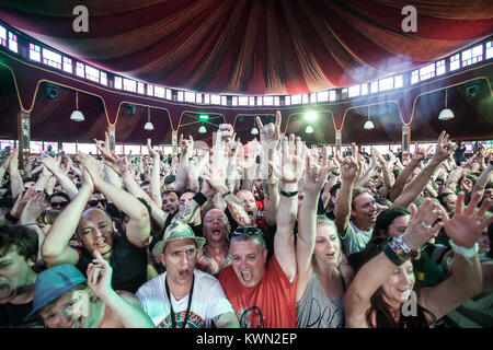 Les fans de musique énergique et enthousiaste fou lors d'un concert avec le groupe de hard rock Worlmother à l'heure d'été britannique Barclaycard festival 2014 à Hyde Park, Londres. UK 04.07.2014. Banque D'Images