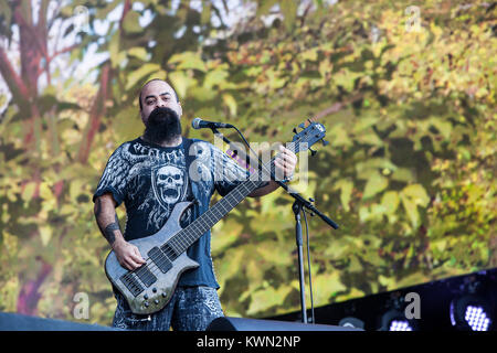 Le groupe de metal américain Soulfly effectue un concert live au Théâtre Barclaycard scène à l'heure d'été britannique festival 2014 à Hyde Park, Londres. Ici le bassiste Tony Campos est représenté sur scène. UK 04.07.2014. Banque D'Images