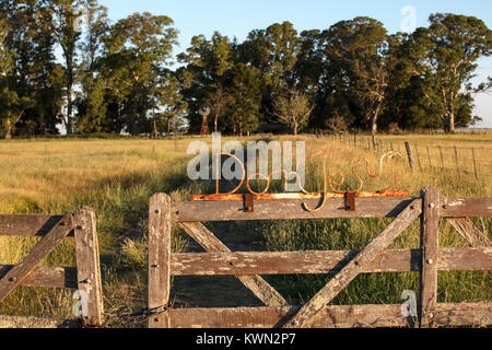 Entrée d'une propriété rurale dans la pampa argentine. Rosas, l'Argentine. Banque D'Images