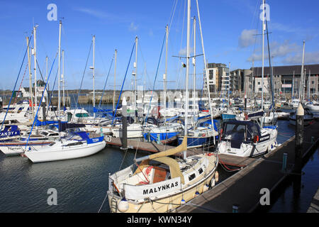 Yachts amarrés dans le port de Caernarfon Banque D'Images