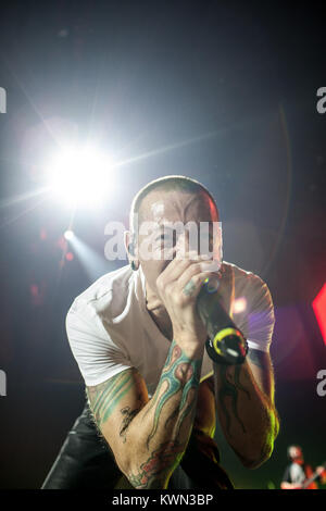 Le groupe de rock américain Linkin Park effectue un concert live à l'O2 Arena de Londres. Ici chanteur Chester Bennington est représenté sur scène. UK, 23/11 2014. Banque D'Images