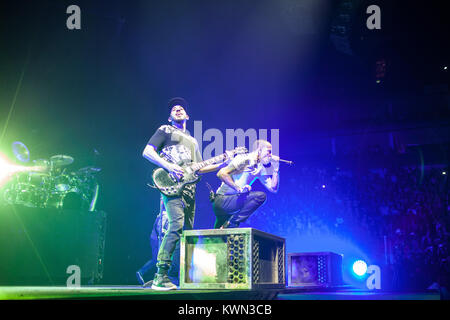 Le groupe de rock américain Linkin Park effectue un concert live à l'O2 Arena de Londres. Ici chanteur Chester Bennington (R) est représenté sur scène avec le guitariste et le rappeur Mike Shinoda (L). UK, 23/11 2014. Banque D'Images