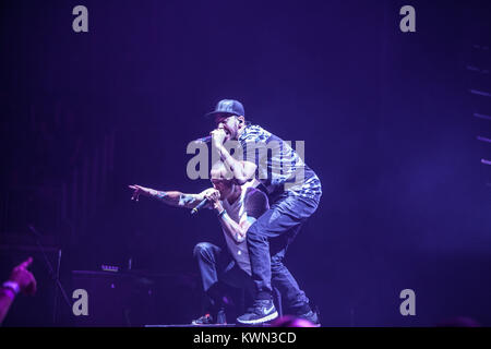 Le groupe de rock américain Linkin Park effectue un concert live à l'O2 Arena de Londres. Ici chanteur Chester Bennington (L) est représenté sur scène avec le guitariste et le rappeur Mike Shinoda (R). UK, 23/11 2014. Banque D'Images