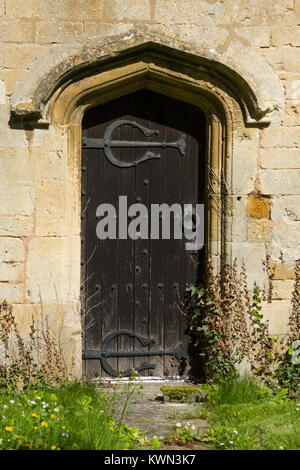 Un prêtre du 12e siècle, la porte de l'église Saint-Laurent, Mickleton, Gloucestershire, Angleterre, Royaume-Uni, Europe Banque D'Images