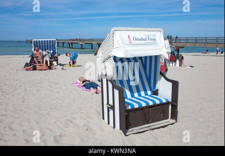 Chaises de plage traditionnel à la plage de Prerow, Fishland, Mecklembourg-Poméranie-Occidentale, de la mer Baltique, l'Allemagne, de l'Europe Banque D'Images