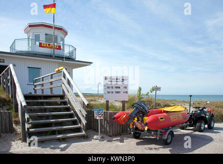 Association allemande DLRG sauveteur à la plage de Prerow, Fishland, Mecklembourg-Poméranie-Occidentale, de la mer Baltique, l'Allemagne, de l'Europe Banque D'Images