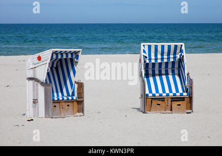 Chaises de plage traditionnel à la plage de Prerow, Fishland, Mecklembourg-Poméranie-Occidentale, de la mer Baltique, l'Allemagne, de l'Europe Banque D'Images