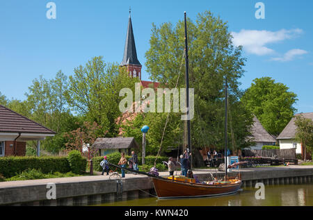 Bavaria 50, un bateau à voile en bois traditionnel au port de Wustrow, Fishland, Mecklembourg-Poméranie-Occidentale, de la mer Baltique, l'Allemagne, de l'Europe Banque D'Images