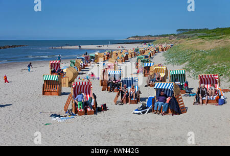 Les gens avec des chaises de plage à la plage de Wustrow, Fishland, Mecklembourg-Poméranie-Occidentale, de la mer Baltique, l'Allemagne, de l'Europe Banque D'Images
