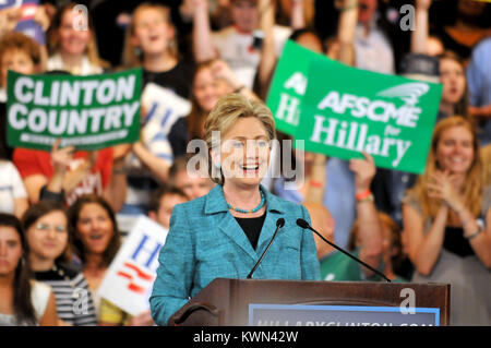 La présidence démocratique Sen. Hillary Clinton aborde partisans à Pennsylvania primary night rally au Park Hyatt Philadelphia au Bellevue le 22 avril 2008 à Philadelphie, Pennsylvanie. Banque D'Images