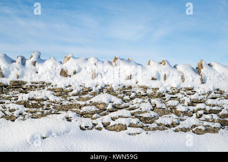 En pierre de Cotswold mur recouvert de neige. Cotswolds, Gloucestershire, Angleterre Banque D'Images