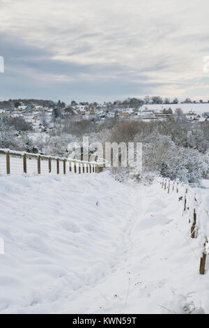 Sentier Public couvertes de neige allant dans chedworth village. Chedworth, Cotswolds, Gloucestershire, Angleterre Banque D'Images