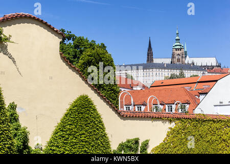 Château de Prague depuis le jardin de Vrtba, Hradcany, République tchèque de Prague Banque D'Images