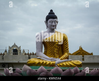 Statue du Bouddha géant à la pagode thaïlandaise à Bodhgaya, en Inde. Banque D'Images