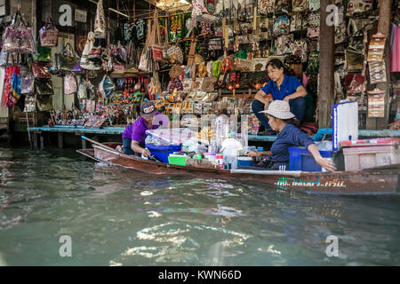 Les négociants thaïlandais dans le bateau à côté de côté canal shop, le marché flottant de Damnoen Saduk, Thaïlande. Banque D'Images