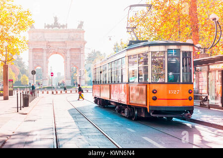 Célèbre tram vintage à Milan, Lombardie, Italie Banque D'Images