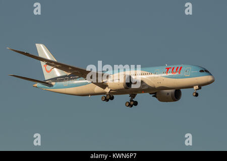 TUI UK Airways Boeing 787 Dreamliner, à l'atterrissage à l'aéroport de Newcastle Banque D'Images