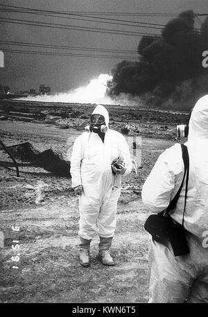 Technicien Hazmat analyser le contenu d'un site potentiellement toxiques pour l'environnement portant un vêtement de protection, 1991. Image courtoisie CDC. Banque D'Images