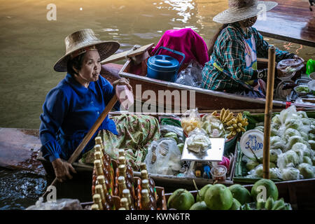 Négociant fruits thaïlandais en bateau, le marché flottant de Damnoen Saduk, Thaïlande. Banque D'Images