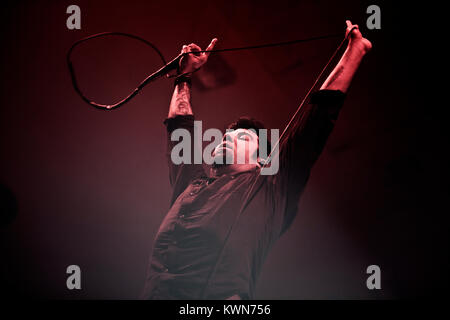 Le groupe de rock américain Deftones effectue un concert live à KB Hallen à Copenhague. Ici le chanteur Chino Moreno est représenté sur scène. Danemark 27.11.2010. Banque D'Images