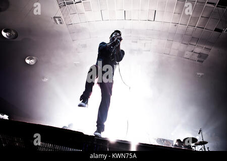 Le groupe de rock américain Deftones effectue un concert live à KB Hallen à Copenhague. Ici le chanteur Chino Moreno est représenté sur scène. Danemark 27.11.2010. Banque D'Images