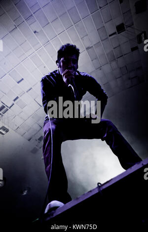 Le groupe de rock américain Deftones effectue un concert live à KB Hallen à Copenhague. Ici le chanteur Chino Moreno est représenté sur scène. Danemark 27.11.2010. Banque D'Images