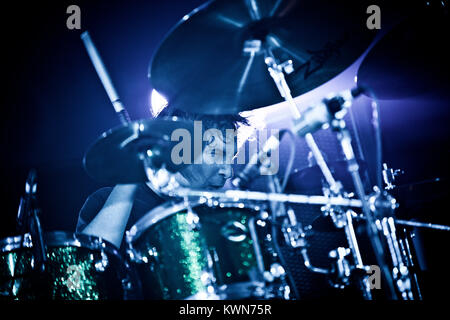 Le groupe de rock américain Deftones effectue un concert live à KB Hallen à Copenhague. Ici le batteur et musicien Abe Cunningham est représenté sur scène. Danemark 27.11.2010. Banque D'Images