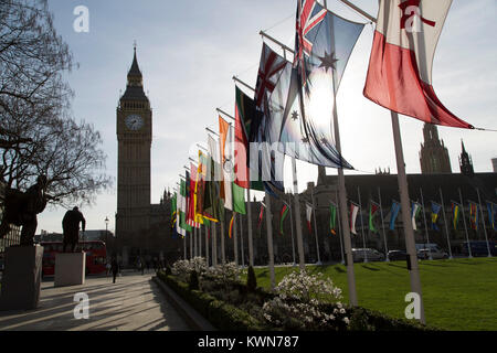 Drapeaux de la Communauté battant sur la place du Parlement à Londres, en Angleterre. Ils sont affichés dans une célébration de la Journée du Commonwealth. Banque D'Images