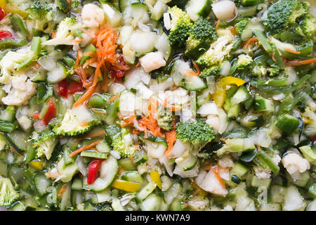 Préparation à l'aide de légumes fraîchement coupés Piccalilli immergé dans la saumure. Banque D'Images