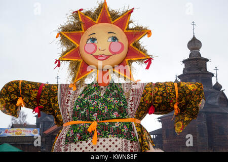 Grande poupée pour brûler pendant la semaine de Maslenitsa russe traditionnelle sur fond d'une église orthodoxe en bois à Souzdal, Vladimir region, Russie Banque D'Images