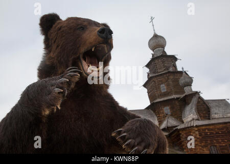 Un ours en peluche se tient sur une place de la ville au cours d'une fête nationale, la Russie Banque D'Images