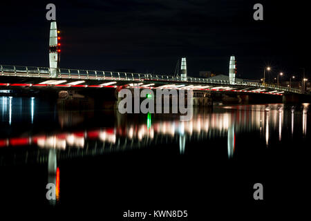 Lits jumeaux Poole Pont voiles dans Moonlight Banque D'Images