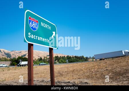 La signalisation pour les États-Unis l'Interstate 680 vers le nord de l'autoroute en direction de Sacramento, avec des voitures et camions entrée de l'autoroute à la Silicon Valley ville de Fremont, Californie, le 25 juillet 2017. Banque D'Images