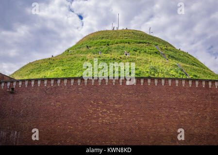 Tadeusz Kosciuszko Mound et les murs de la citadelle de Cracovie, ville de Pologne dans la voïvodie de Petite-Pologne Banque D'Images