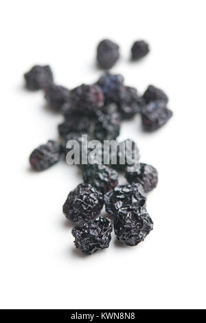 Chokeberries séchées. Aronia noir berries isolé sur fond blanc. Banque D'Images