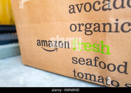 Sac en papier brun pour Amazon Fresh service de livraison d'épicerie, avec Amazon logo et texte liste d'épicerie qui peuvent être commandés en utilisant le service, à la porte d'une maison de banlieue dans la région de la baie de San Francisco la ville de San Ramon, Californie, le 26 juillet 2017. En juin 2017, Amazon a annoncé qu'elle ferait l'acquisition de la chaîne d'épicerie haut de gamme Whole Foods Market d'élargir son offre dans le secteur de l'épicerie. Banque D'Images