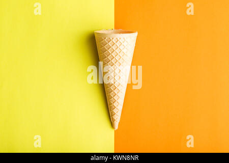 Cornet de crème glacée sur double fond coloré. Banque D'Images