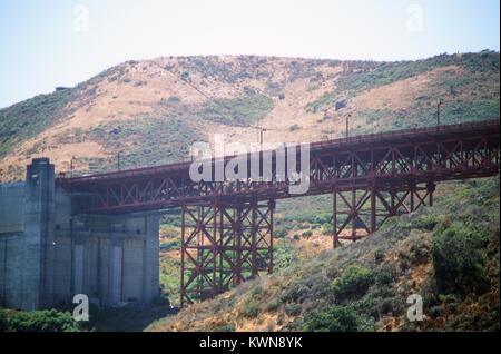 Pour entrer dans le chemin des fermes Golden Gate Bridge sur le côté de North Bay dans le Marin Headlands, vue depuis le Fort Baker, Sausalito, Californie, Juillet 19, 2017. Banque D'Images