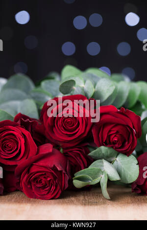 Roses rouge vif avec des lumières à l'arrière-plan, l'orientation verticale. Banque D'Images
